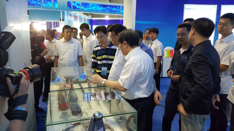 原政协主席贾庆林参观国家12.5创新科技成就展制笔展位1 .JPG