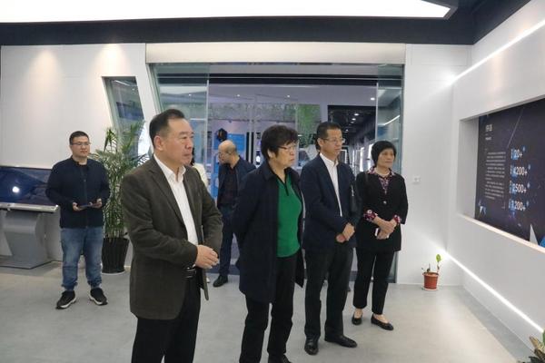 南中德陪同中国制笔协会领导考察浙江工贸职业技术学院.jpg