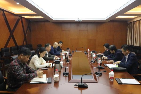 南中德陪同中国制笔协会领导考察浙江工贸职业技术学院1.jpg
